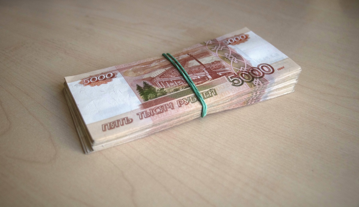 ВЦИОМ: Более половины россиян хотят хранить свои накопления в рублях
